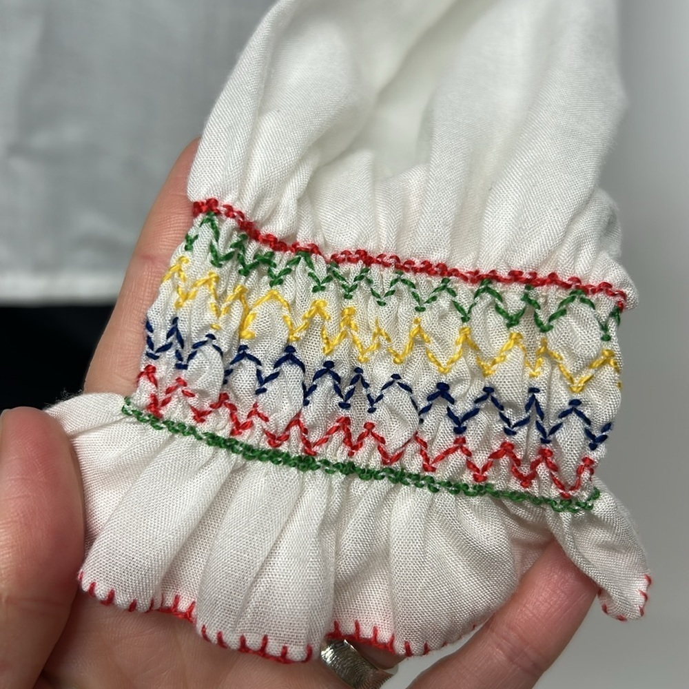 Embroidered White Blouse with Floral Design small vintage handbestickt - Picture 2 of 8
